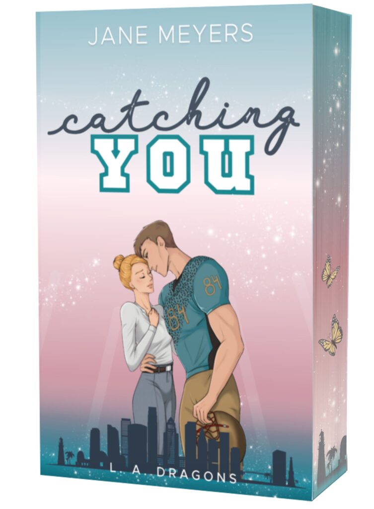 catching YOU Football romance Sports Romance L. A. Dragons von Jane Meyers. ein inniges sich umarmendes Paar, eine zierliche Frau und ein Footballspieler vor der Silhouette von Los Angeles
